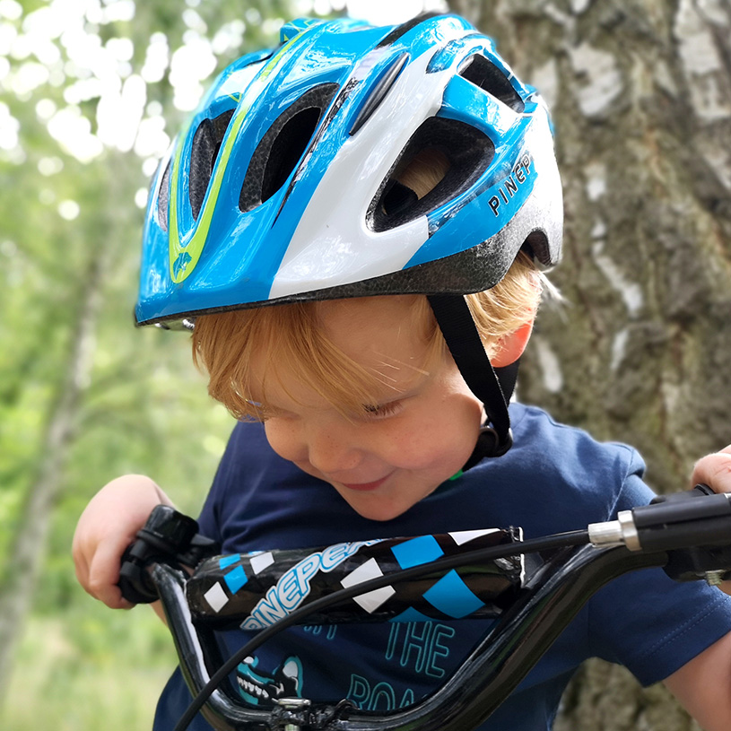 Ein Fahrradhelm ist für Kinder eine Selbstverständlichkeit. Aber wenn es darum geht, welchen Helm Dein Kind bekommen soll, brauchst Du einfach nur aussuchen. Wir haben eine große Auswahl an Fahrradhelmen – sicher, bequem und von bekannten Marken.