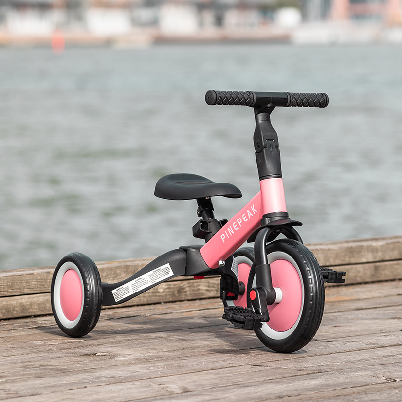 Ein Dreirad ist ein Must-Have für Kleinkinder – es sorgt für Spaß und trainiert die Balance und Motorik. Lass Dein Kind im Garten, auf dem Spielplatz oder im Park herumdüsen! Bei Jollyroom findest Du eine große Auswahl an Dreirädern von beliebten Marken wie Smoby, Doona und Pinepeak.