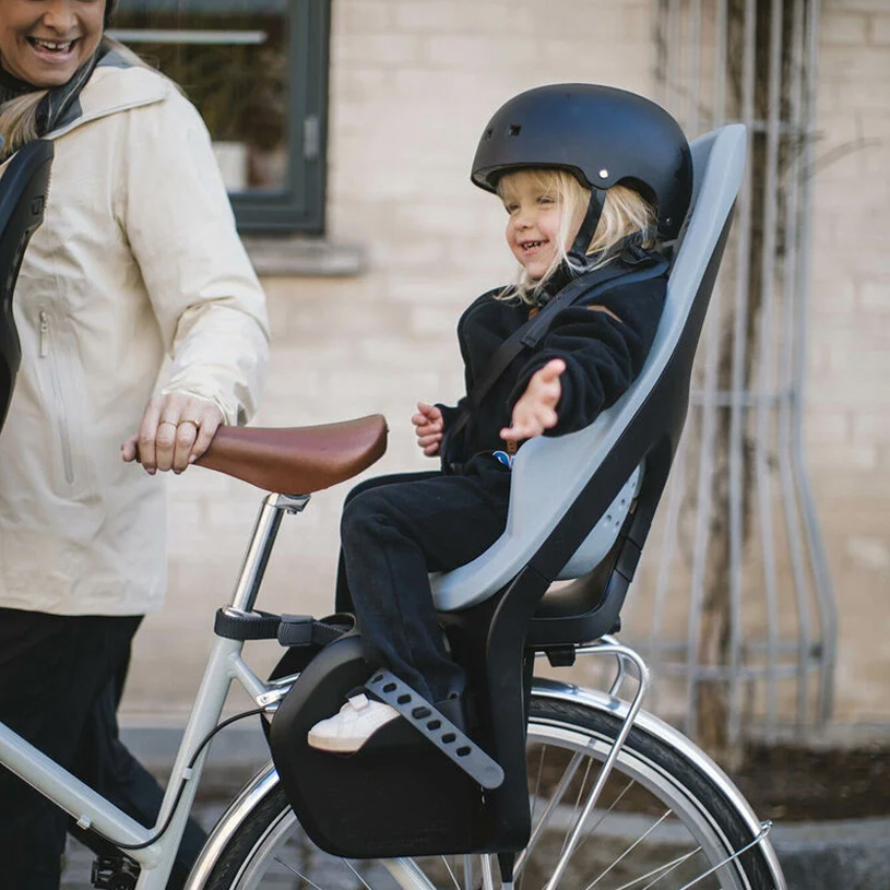 Ein Fahrradsitz ist ideal, wenn Du eine Fahrradtour mit der ganzen Familie machen möchtest. Bei uns von Jollyroom findest Du Fahrradsitze mit verschiedenen Montagemöglichkeiten. Also anschnallen und auf ins Abenteuer – Jollyroom macht eure Familienausflüge einfacher und sorgt für Spaß bei allen!